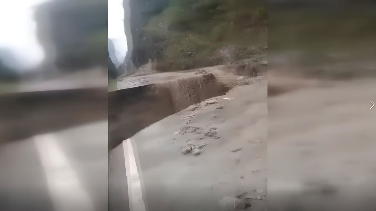 Hindistan’da toprak kayması otoyol çökmesine neden oldu