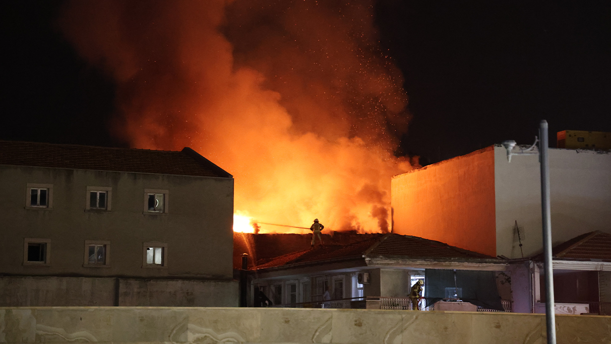 İzmir’de Tarihi Kemeraltı Çarşısı’nda yangın