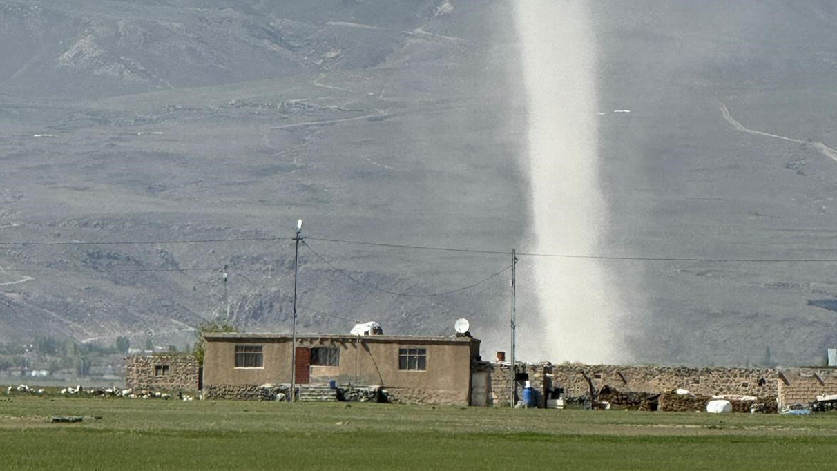 Ağrı’da meydana gelen hortum kameralara yansıdı