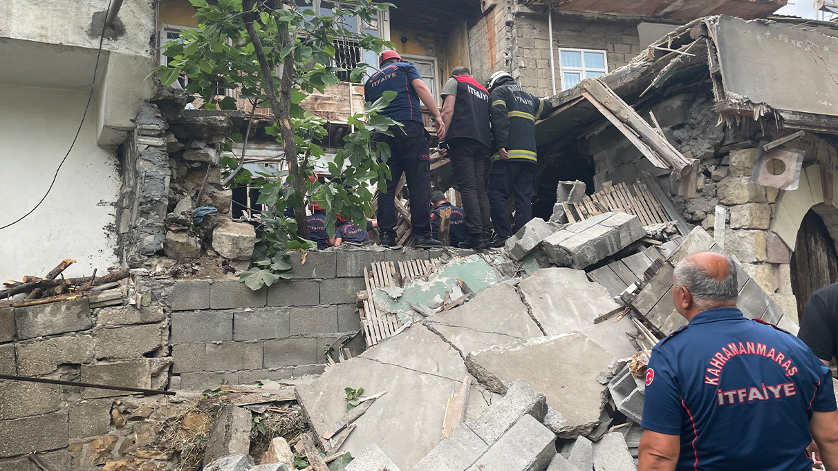 Kahramanmaraş’ta iki katlı metruk bina çöktü