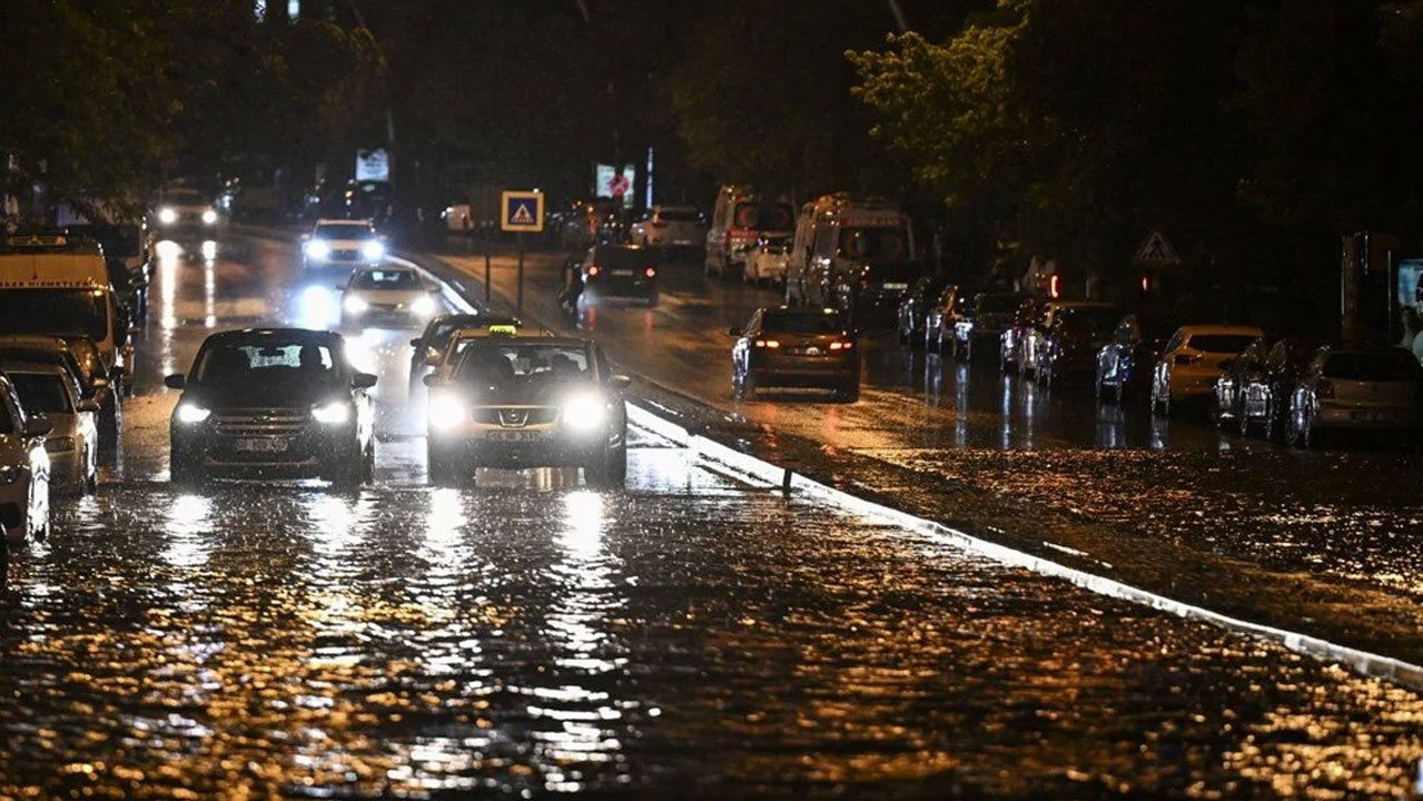 Ankara'da sağanak yağış hayatı felç etti