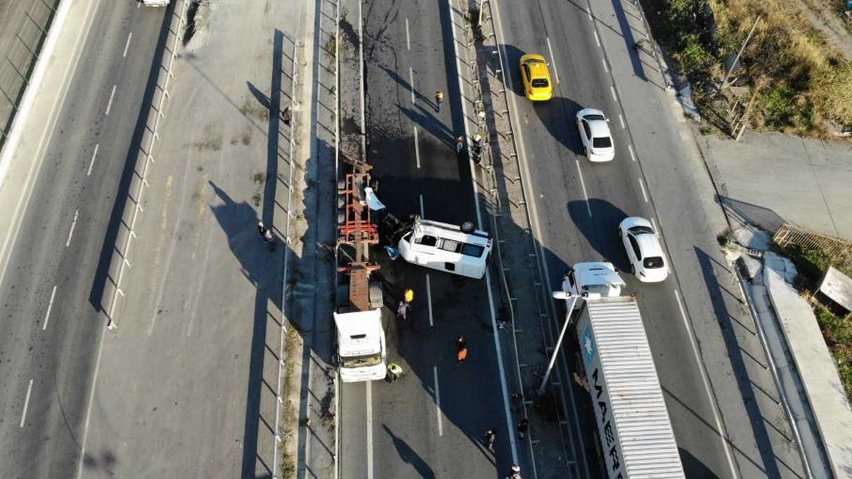 Beylikdüzü’nde işçi servisi devrildi! Çok sayıda yaralı var