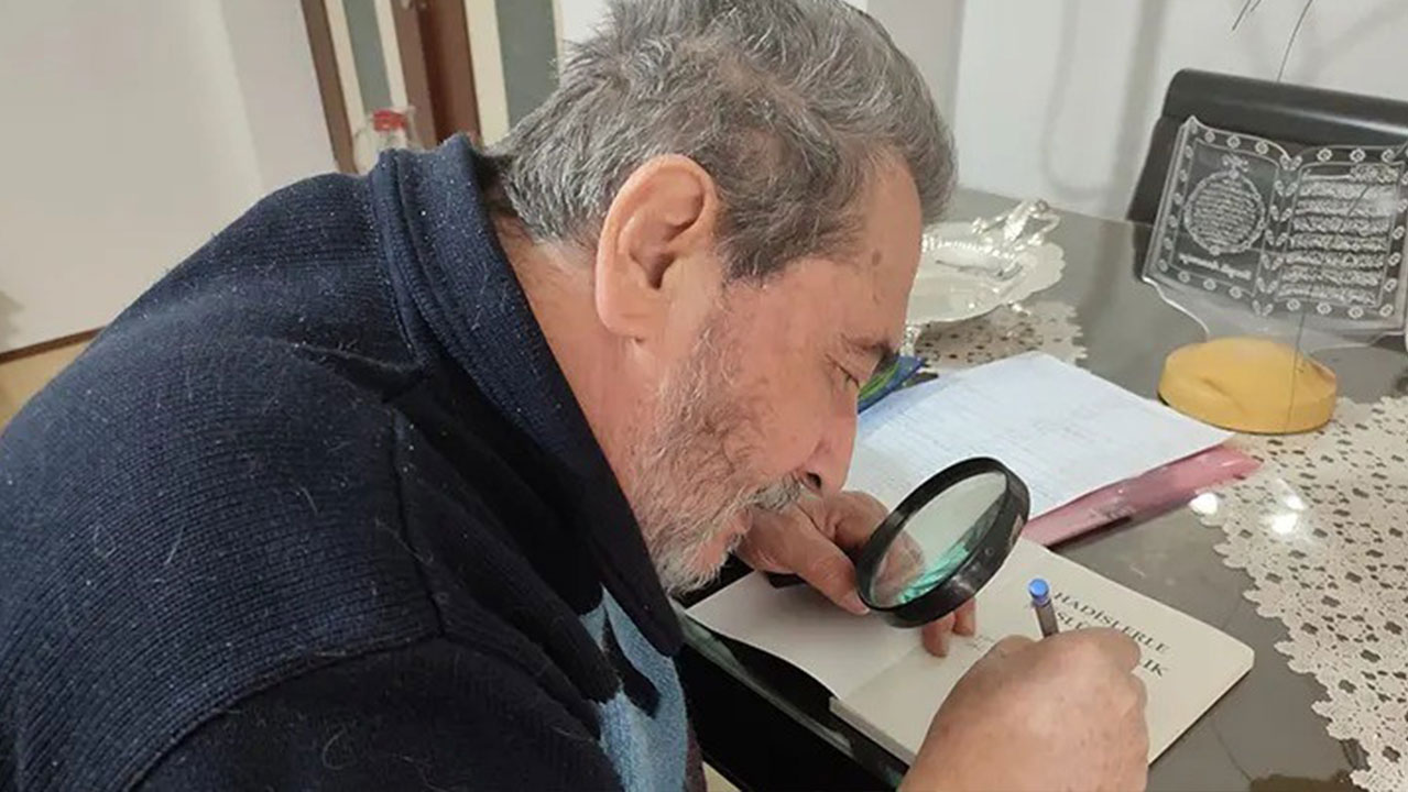 Gözü görmeyince kitabını büyüteç yardımıyla kaleme aldı