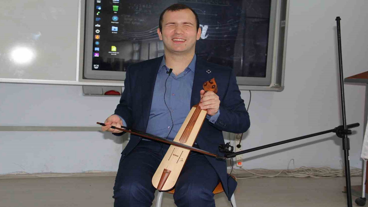 Görme engelli müzik öğretmeni azmi ile örnek oluyor