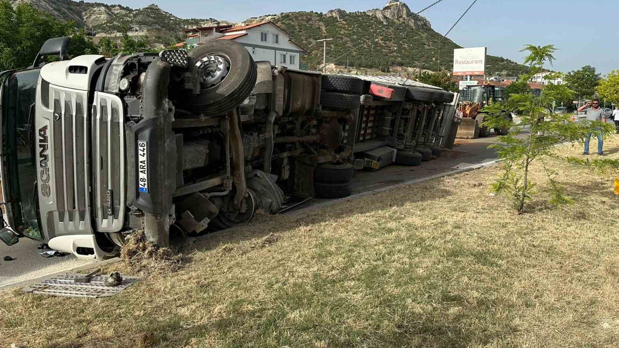 Burdur’da tomruk yüklü kamyon devrildi! Yol trafiğe kapandı