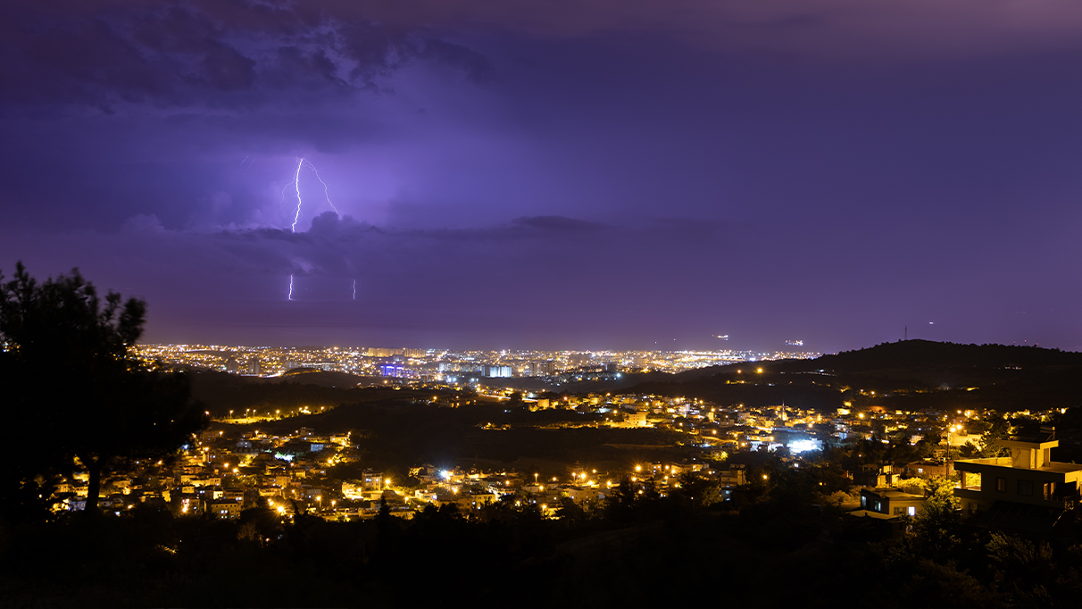 İskenderun Körfezi'nde şimşek fırtınası geceyi aydınlattı