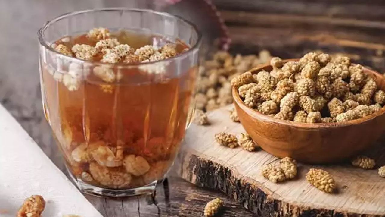 Kaynamış suyun içine dut koyup bekletin! Faydalarına inanamayacaksınız