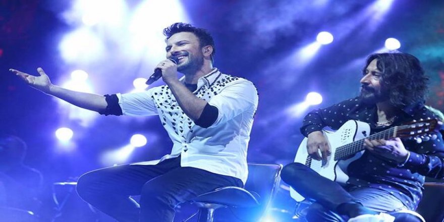 Tarkan konserde aşka geldi!