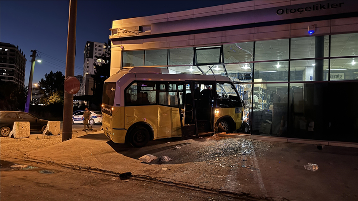 Bursa'da otomobil ile minibüsün çarpıştığı kazada 12 kişi yaralandı