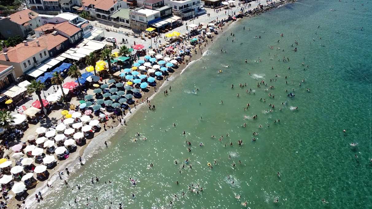 Bayram tatili o ilçeye yaradı! Plajlar tıklım tıklım