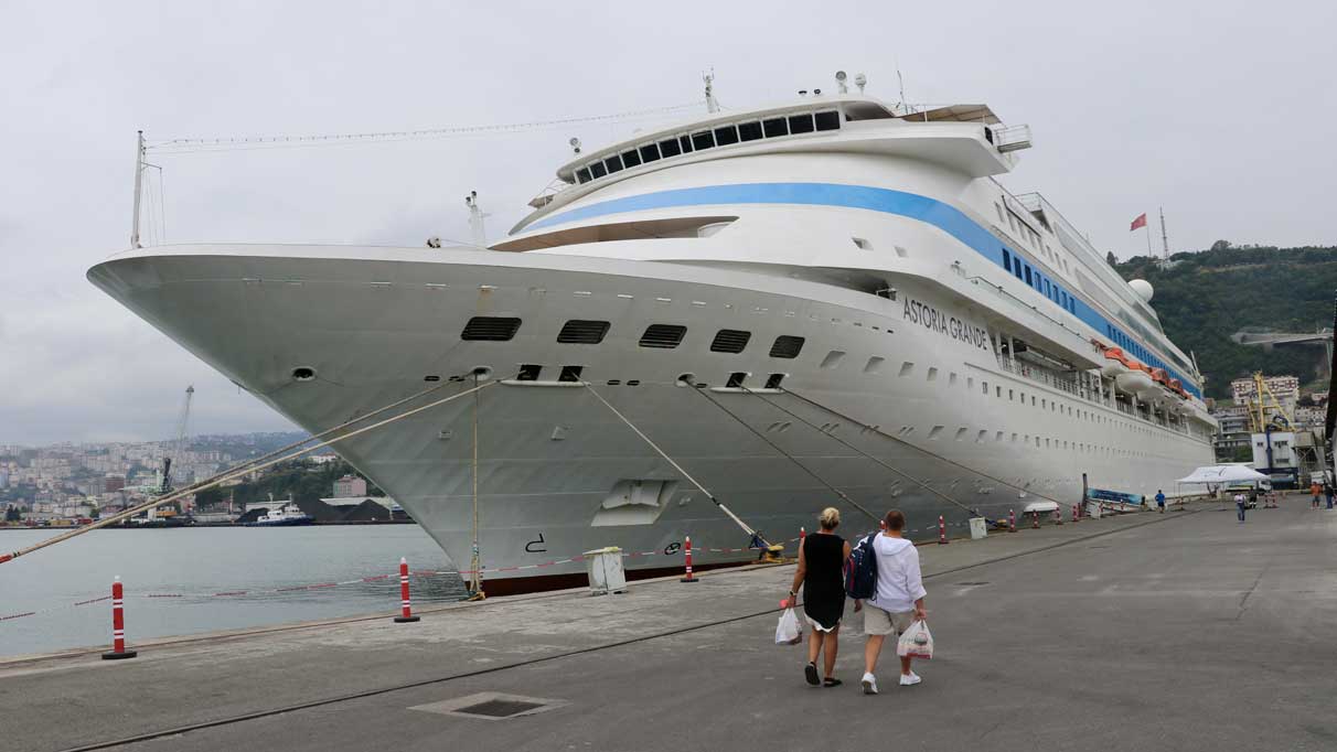 "Astoria Grande" kruvaziyeri Trabzon'a geldi