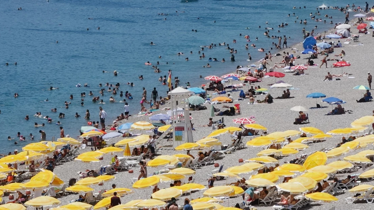 Antalya'da hava sıcaklığı 41 dereceye ulaştı. Konyaaltı sahili doldu