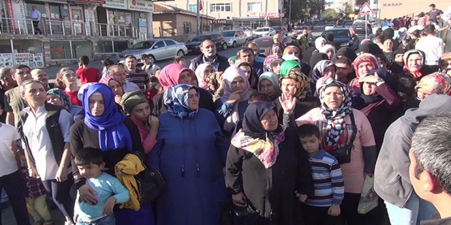 Arnavutköy'de az hasarlı okul önünde veli eylemi