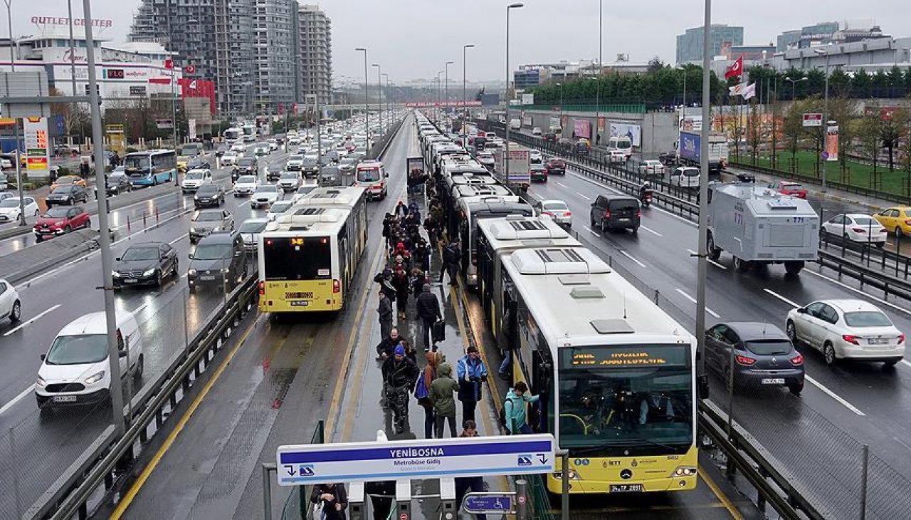 Küçükçekmece’de metrobüs arızası yolcular tahliye edildi