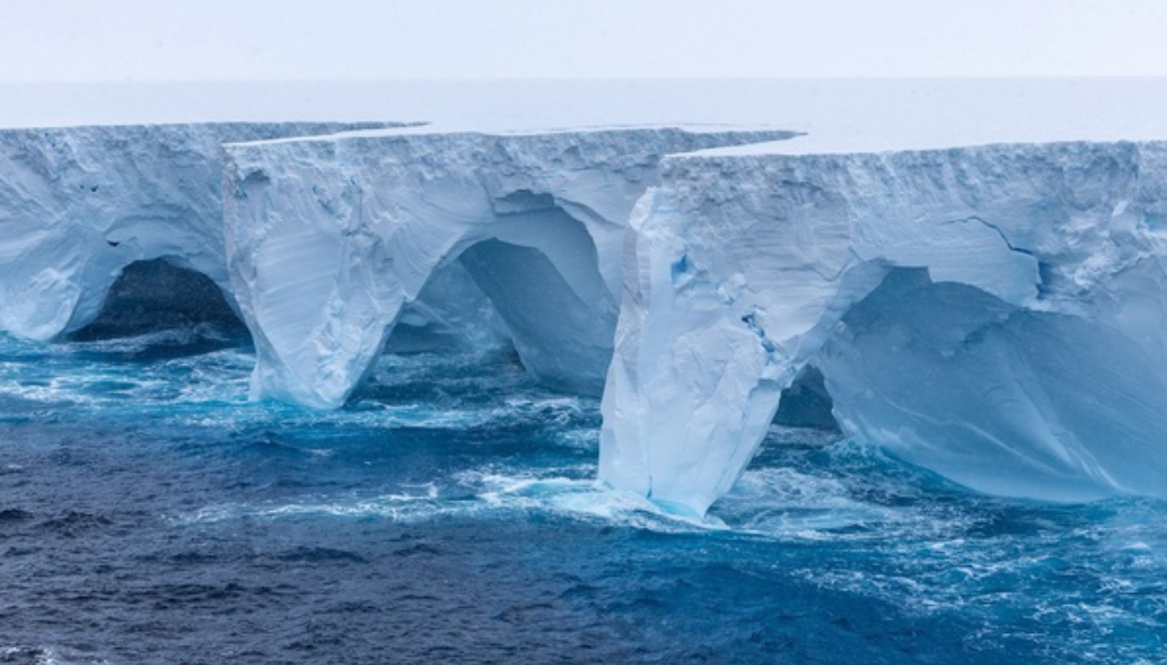 Girdaptan kurtulmuştu: Dünyanın en büyük buz dağı bir ay içinde parçalanabilir