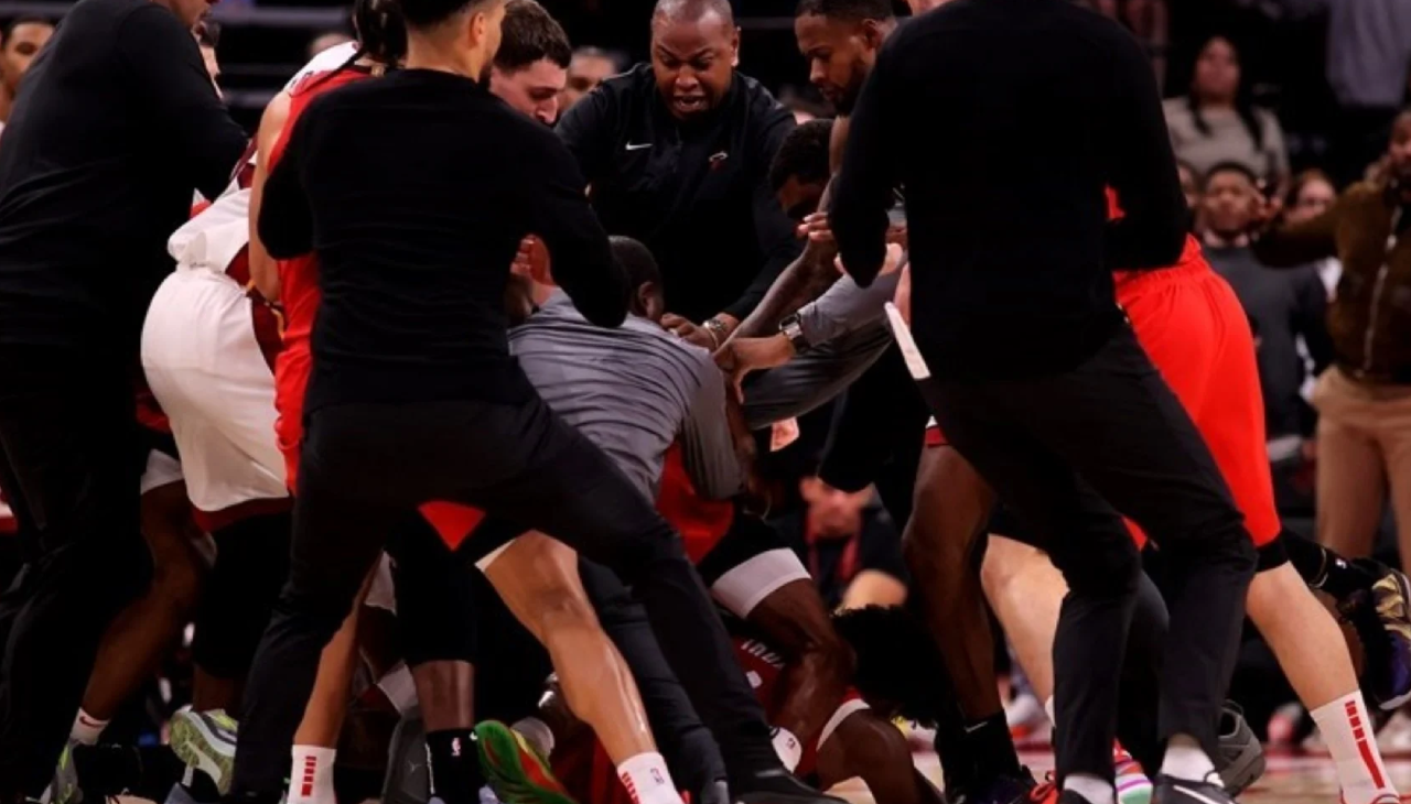 NBA'de Alperen'in double double yaptığı maçta kavga!  6 isim oyundan atıldı