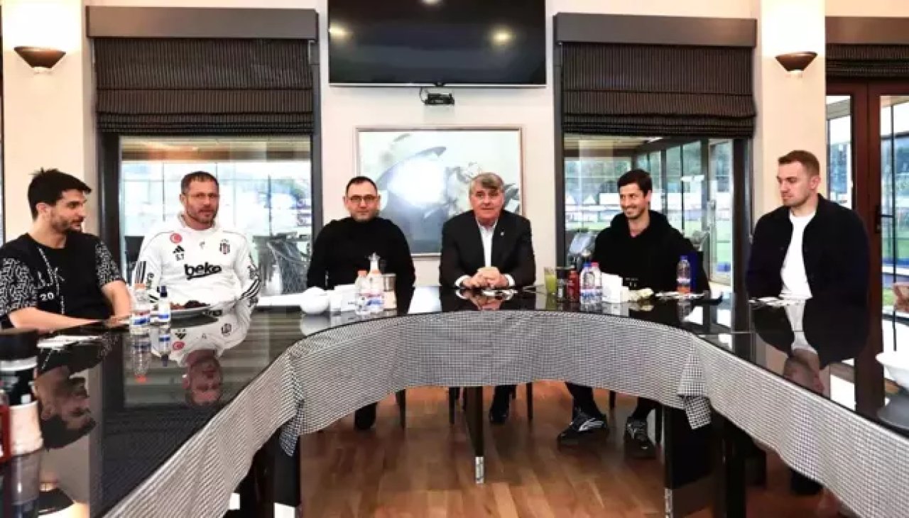 Ezici bir farkla kazanmıştı: Çiçeği burnunda başkan Serdar Adalı teknik heyet ve futbolcularla bir araya geldi