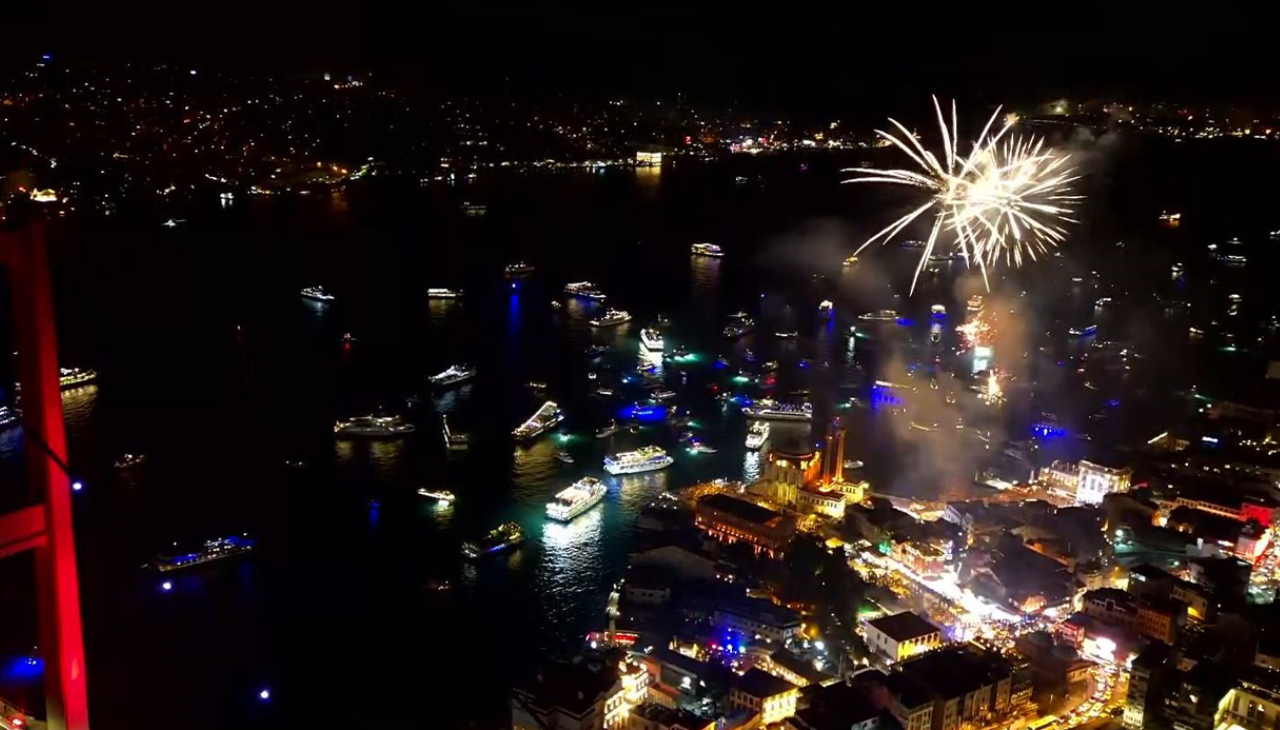 Yeni yıl havai fişeklerle karşılandı: Türkiye 2025'e 'Merhaba' dedi