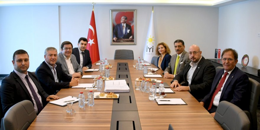 CHP ve İYİ Parti heyetleri birlikte poz verdi