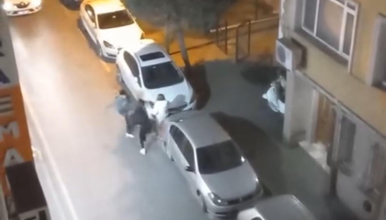 Fatih'te sokak ortasında erkek şiddeti: Darbetti, çantasını alıp kaçmak istedi