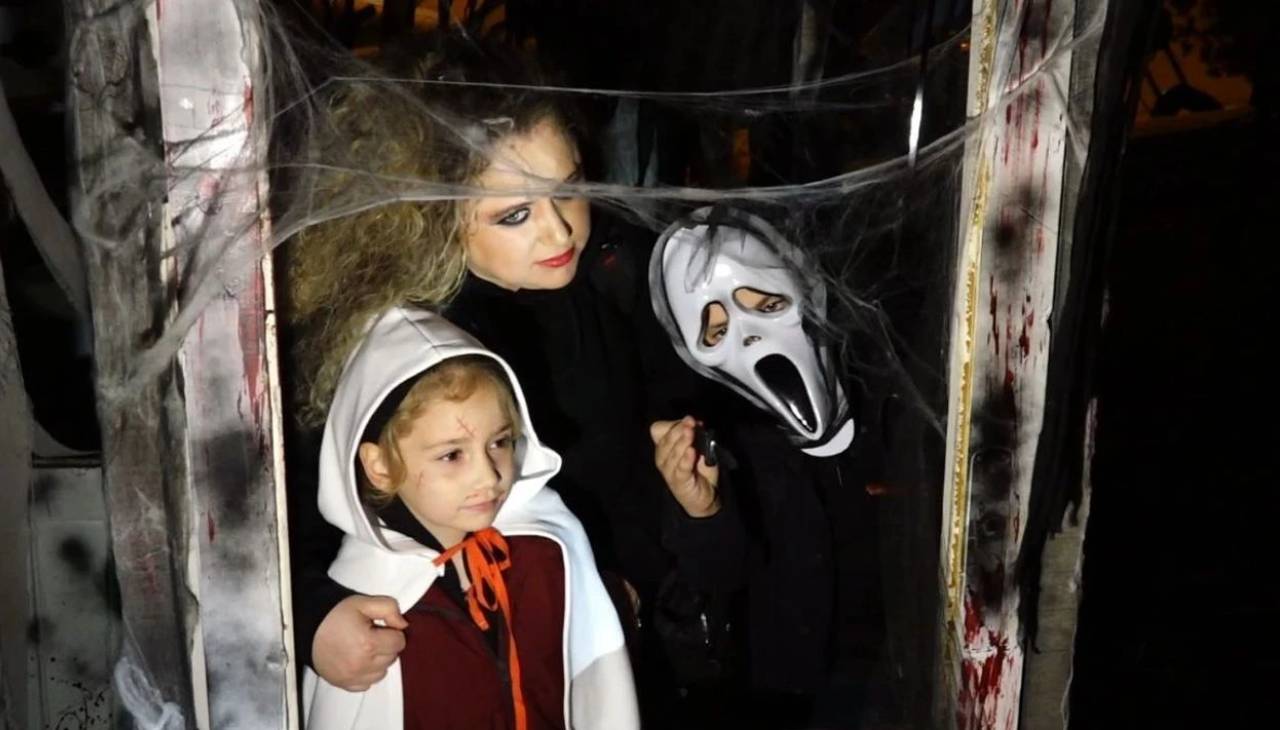 Kırklareli'nde Koleda gecesi: Korkunç kıyafetler giyip vatandaşları korkuttular