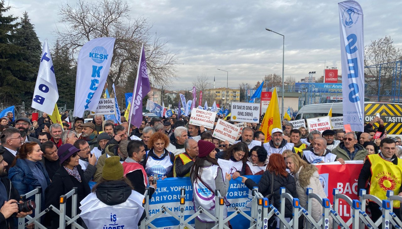 Kamu emekçileri Türkiye genelinde iş bıraktı: 'Sefalet ücretine karşı grevdeyiz'