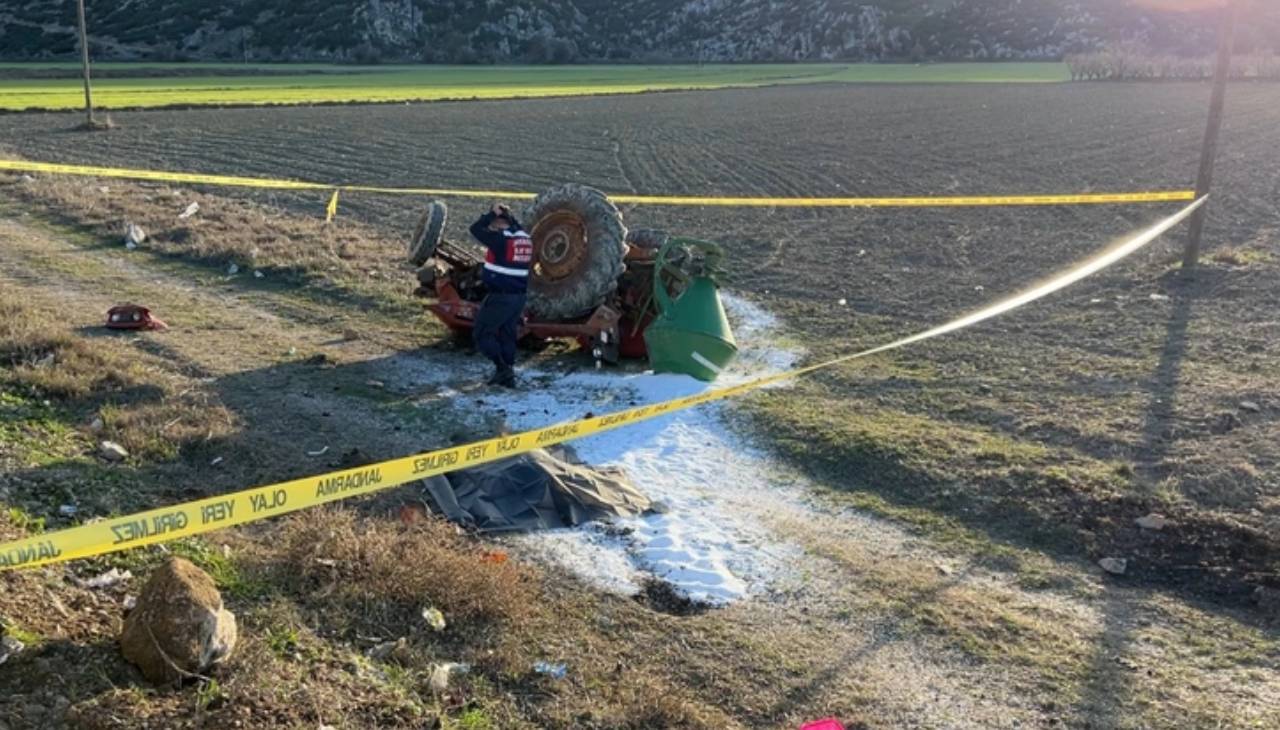 Tarlaya devrilen traktörün sürücüsü feci şekilde hayatını kaybetti