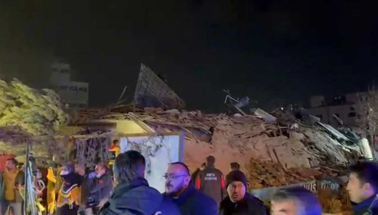 Konya'da 3 katlı bina çöktü: Enkazda 5 kişiyi arama çalışması sürüyor