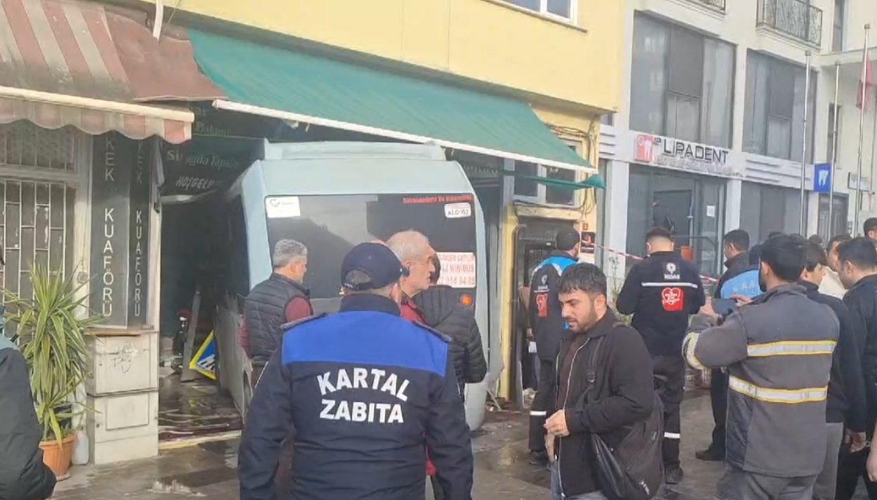 Freni patlayan minibüs berber dükkanına girdi: 3 kişi yaralandı