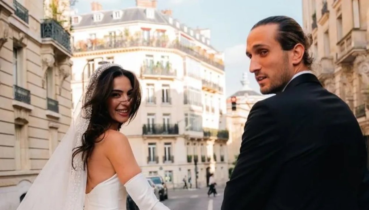 Melisa Aslı Pamuk ve Yusuf Yazıcı bebeklerini kucaklarına aldı