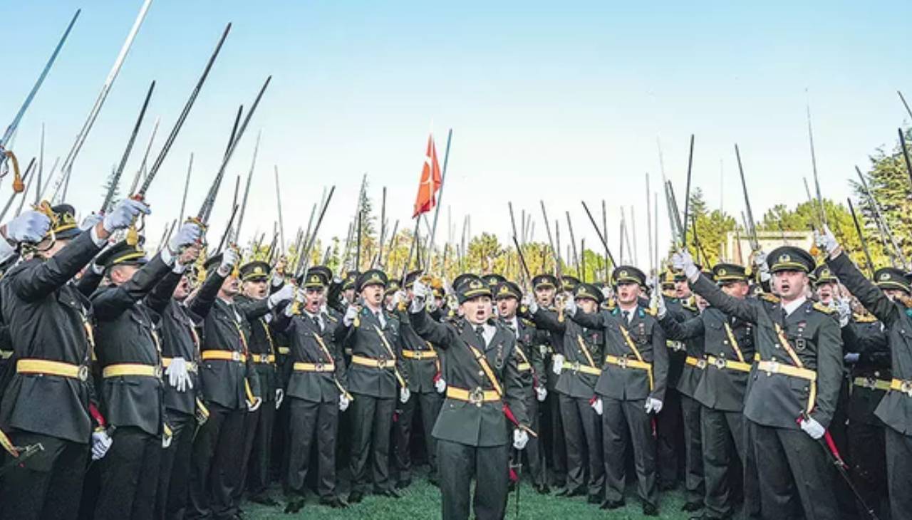 'Kılıçlı Yemin' krizinde karar: 'Mustafa Kemal'in Askerleriyiz' diyen teğmenler ihraç edildi!