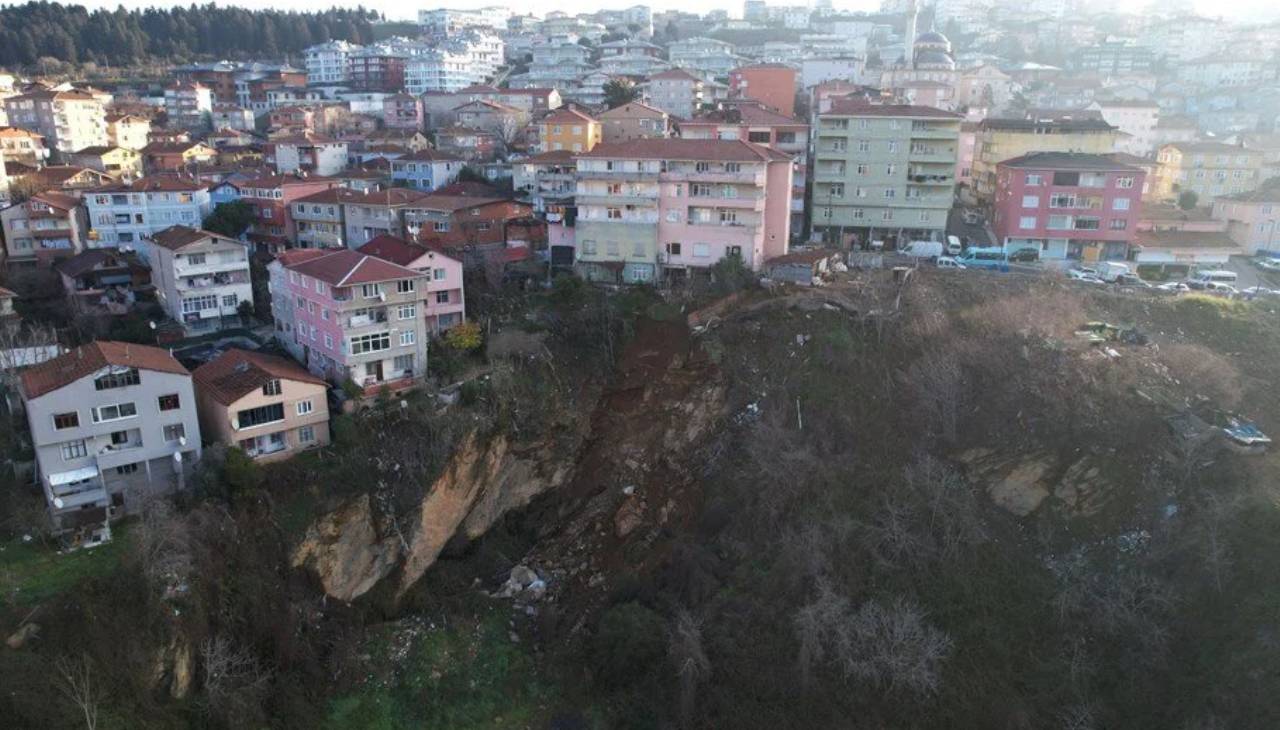 Üsküdar'da korkutan heyelan! Uçurumun kenarında kalan 2 bina boşaltıldı