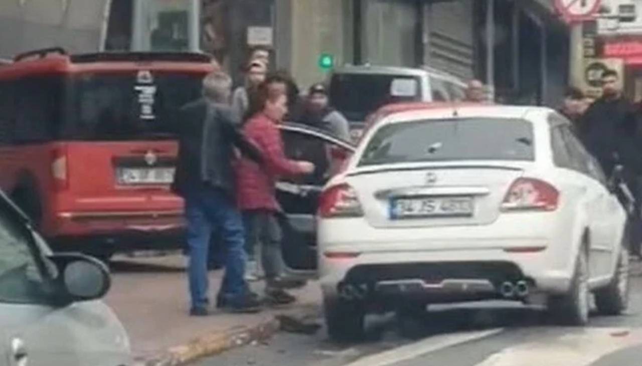 Kocasına sinirlendi: Kredi çekip aldıkları arabayı çekiçle parçaladı