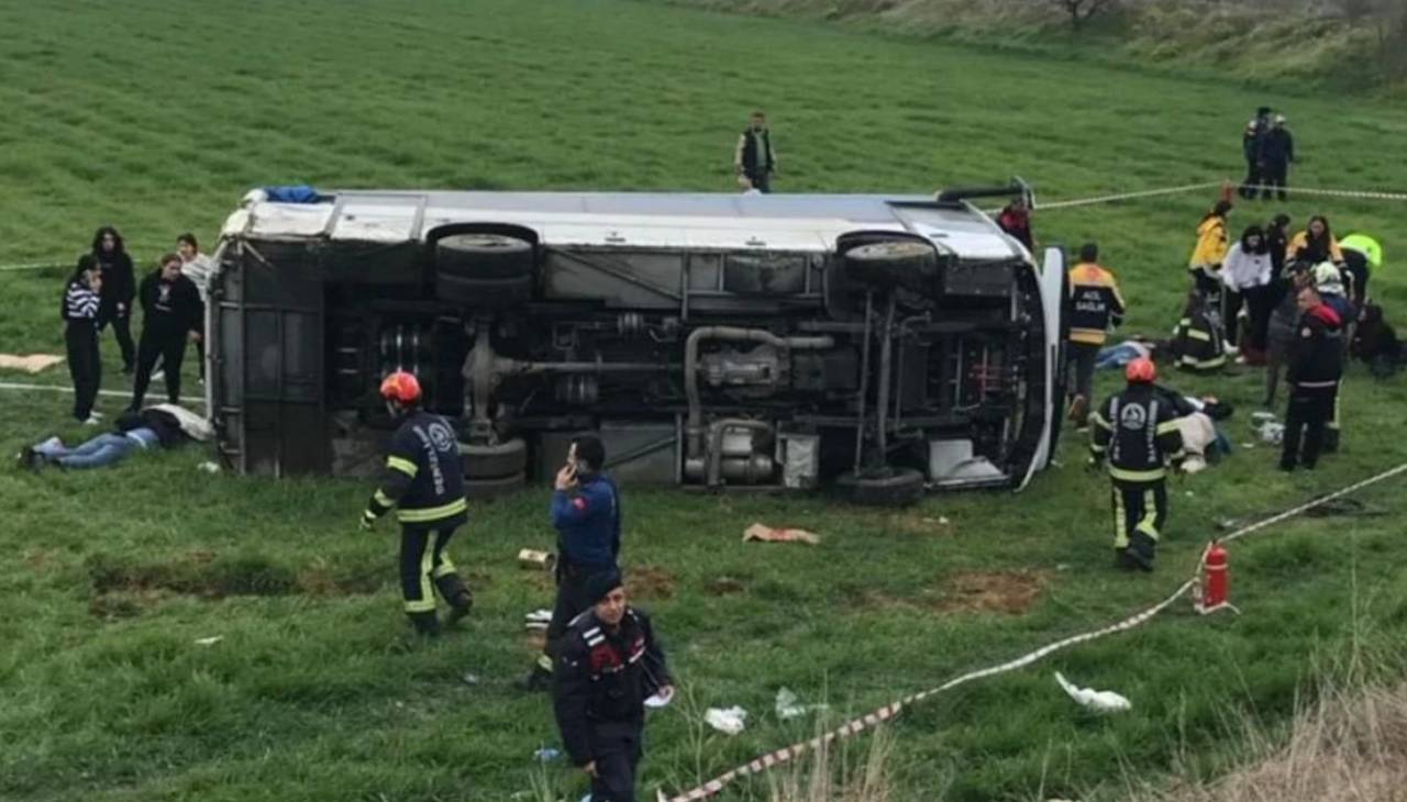 Denizli'de öğrenci servisi tarlaya yuvarlandı: Ölü ve yaralılar var