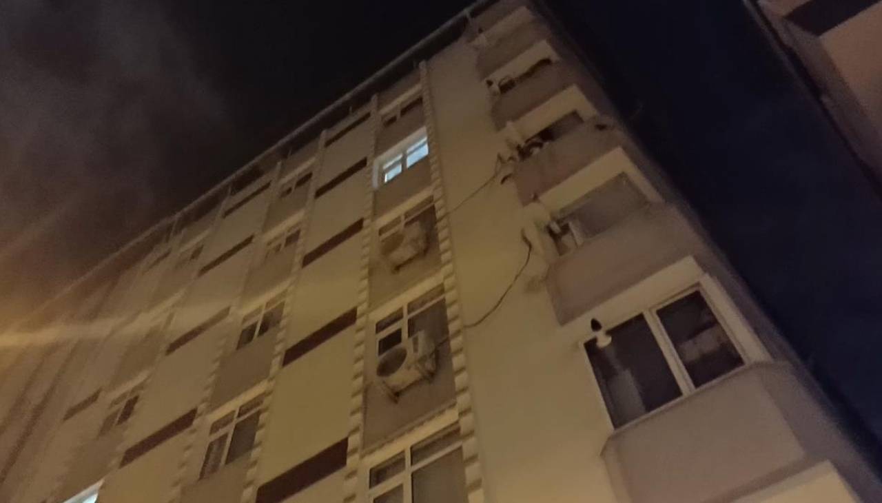 Dev çatlaklar korkuttu! İstanbul'da 7 katlı bir bina tahliye edildi