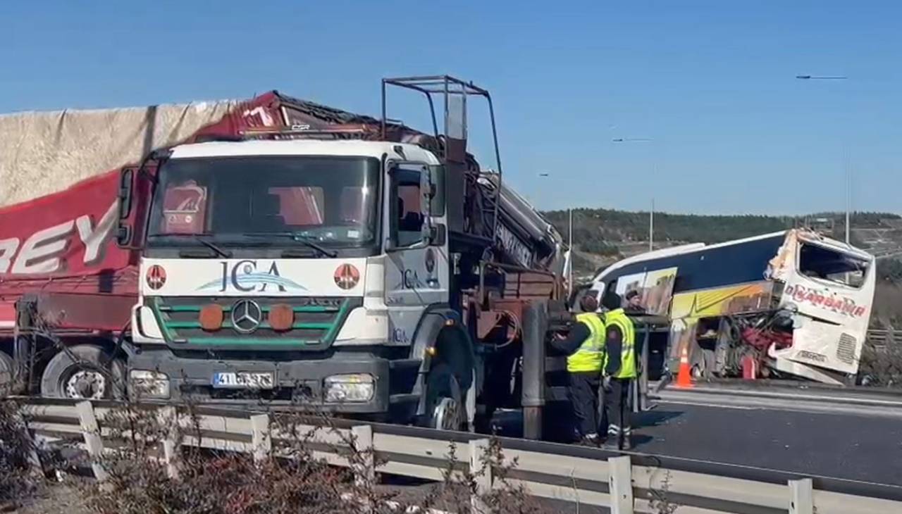 Kuzey Marmara Otoyolu'nda korkunç kaza: TIR, yolcu otobüsüne çarptı