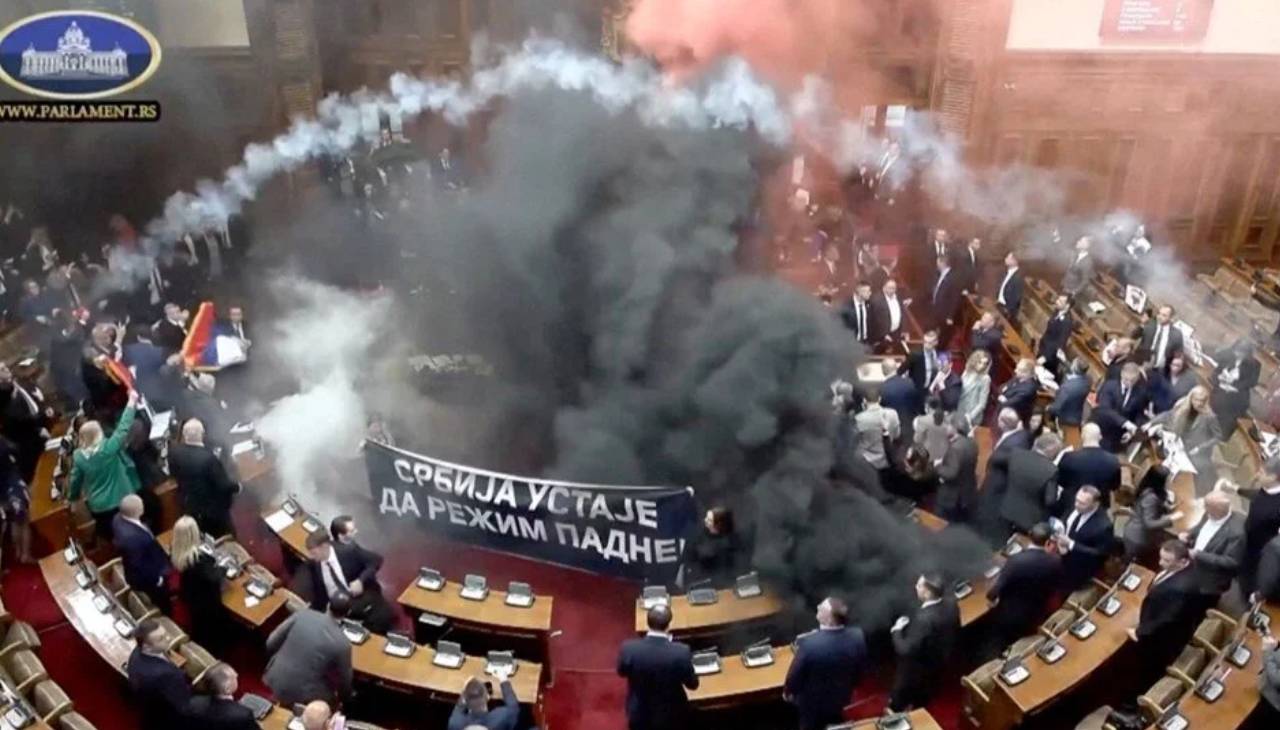 Sırp meclisinde sis bombalı eylem! Meclis başkanı bayıldı, ortalık savaş alanına döndü...