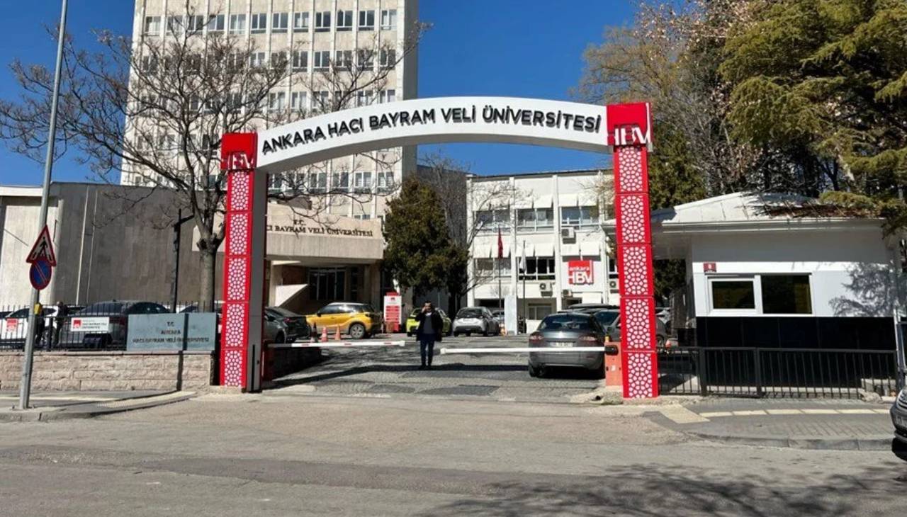 Hacı Bayram Veli Üniversitesi'nde köpek besleme yasağı: Öğrencilerden tepki yağdı