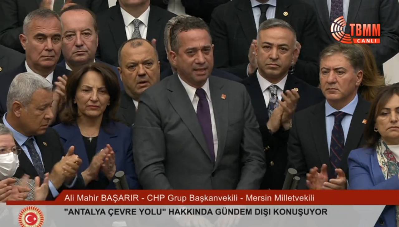 Meclis'te tarihi görüntü! CHP'li vekiller kürsüye çıktı: Genel Kurul kapatıldı