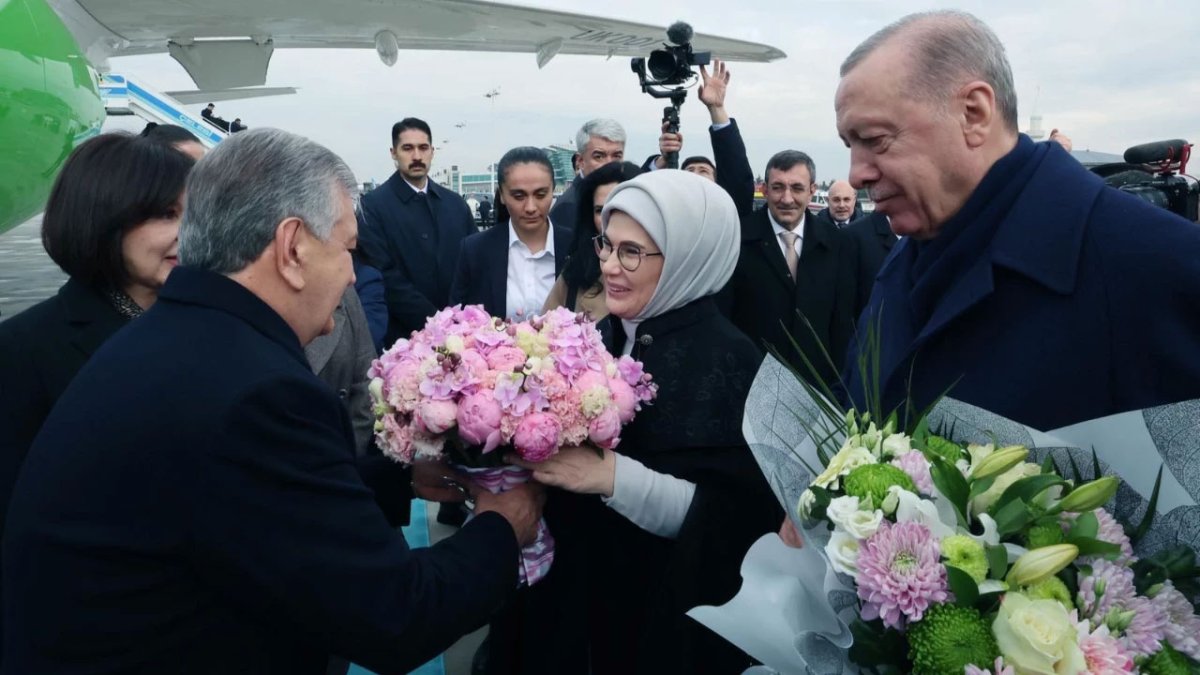 Erdoğan, Özbekistan Cumhurbaşkanı Mirziyoyev'i havalimanında karşıladı