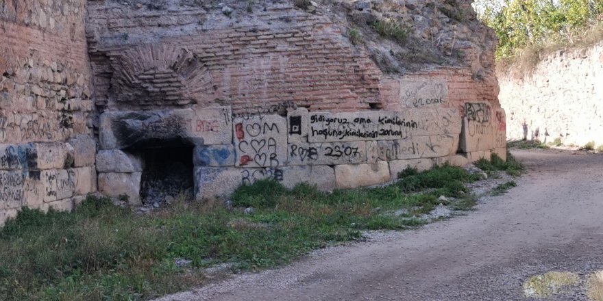 2 bin yıllık surlara, sprey boyalı saygısızlık