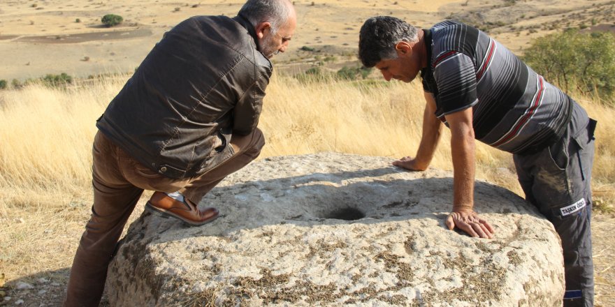 150 yıllık değirmen taşı tarladan çıktı