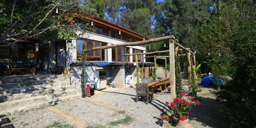 5 yıldır boş olan ahırı tiyatro atölyesine dönüştürdü