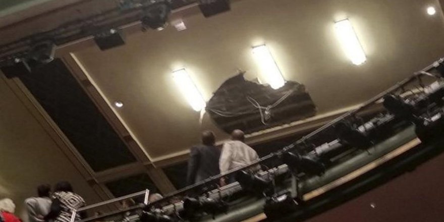 Oyun sırasında binanın çatısı çöktü!