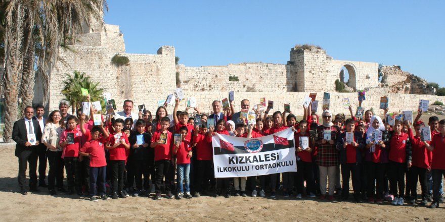 Tarihi kalede kitap okudular