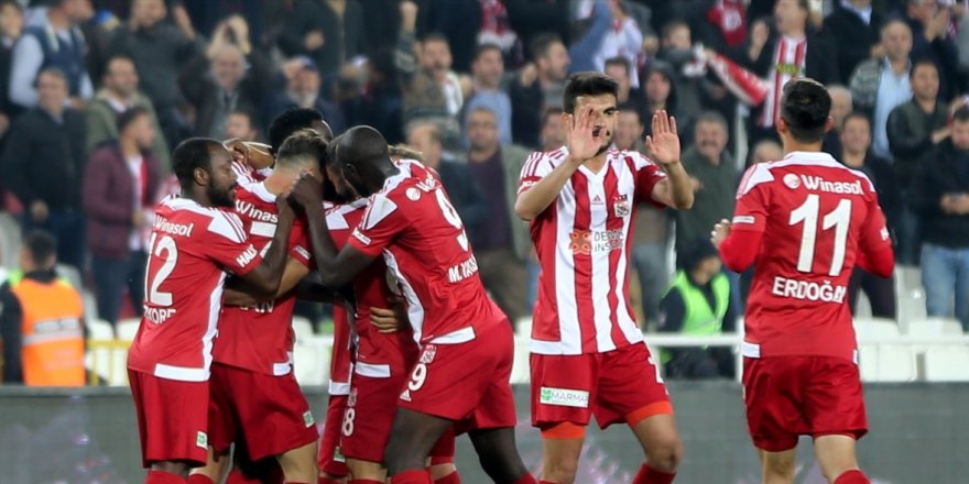 Konya'yı deviren Sivasspor liderliğe yükseldi