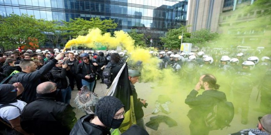 Polis, sarı yeleklileri öldüresiye dövdü