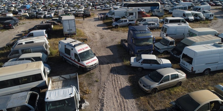 Yediemin otoparkındaki araçlar çürümeye terk edildi