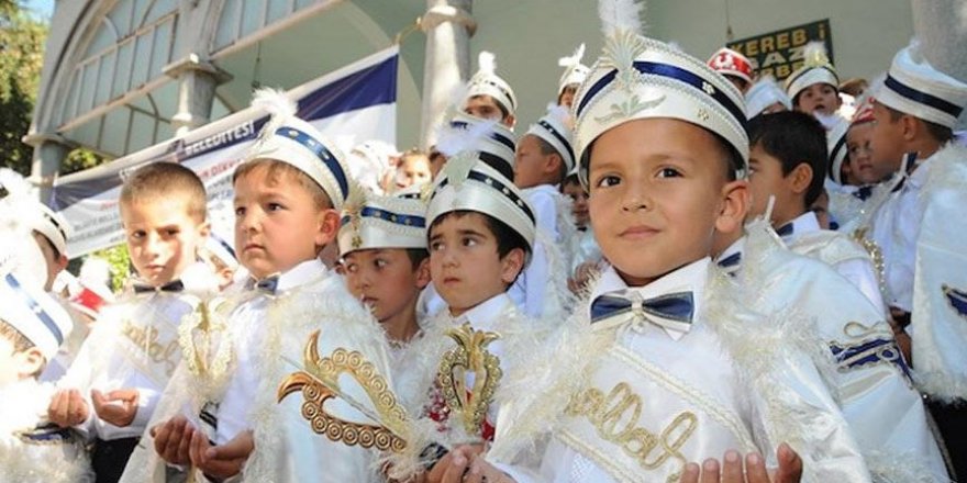 Sünnet yasaklandı, artık kulak deliyorlar!