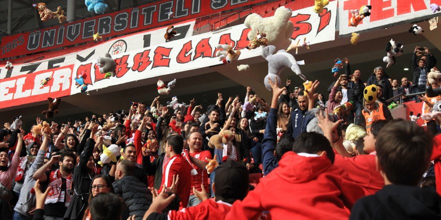 Samsun'da sahaya oyuncak yağdı